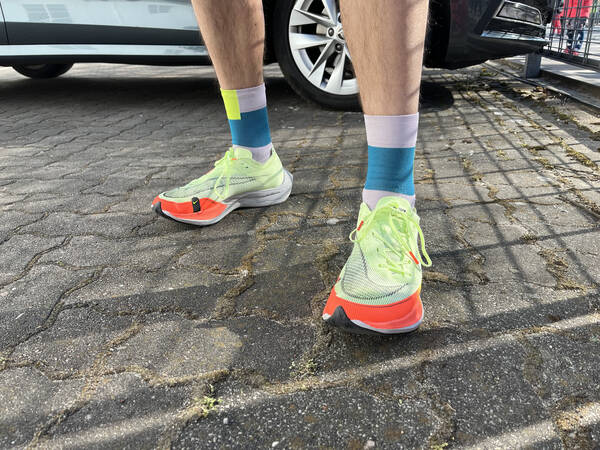 A few weeks before the race, Nico got himself these Nike shoes, often referred to as cheater shoes, because they are so fast that all the professionals use them and made world record after world record tumble in recent years – should I have gotten them, too, to be on the safe side?