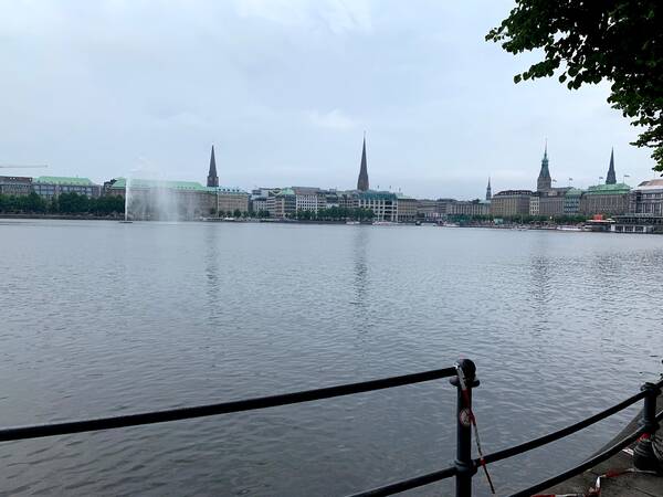 Here we are at the Binnenalster, a loop is 1.8 kilometers