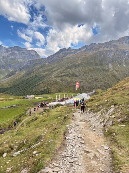 The flag confirms: Switzerland already? Here, we got some fresh mountain water, but the next big aid station wasn’t far away