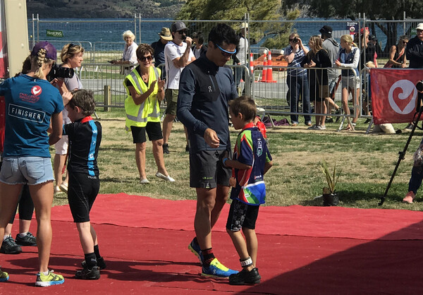 Medals were handed out by five-time world triathlon champion Javiar Gómez, a living legend still in his prime, who had signed up for tomorrow as well