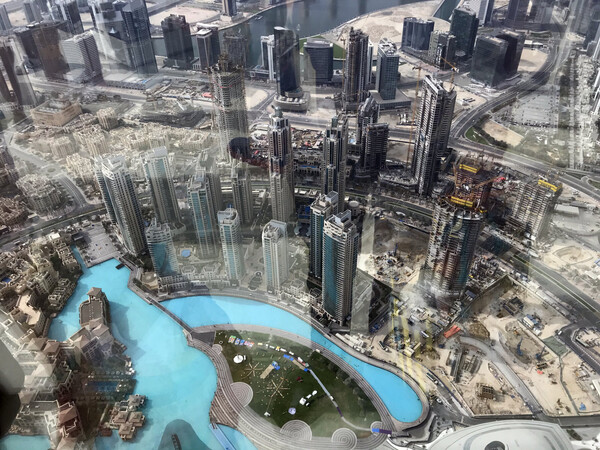 A 10 hour lay-over in Dubai can be used to go up the world’s tallest building and look down