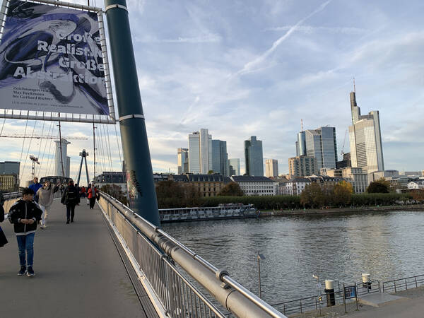 An afternoon stroll through Frankfurt to get the legs moving