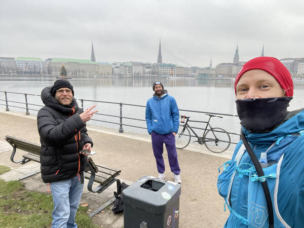 Number 1 is already done. Right on January 1st, I did enough laps around Binnenalster and was greeted by my running heroes Michael Mankus and Marcel Leuze with a healthy beer at KM 30 – Prost!