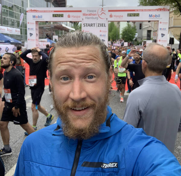 Finished in 3:36:32 – with a last mile of 8:02 minutes, just one second off of my guess!