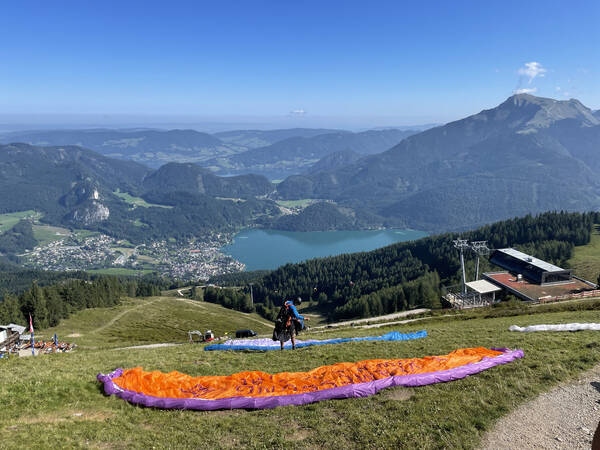 Some paragliders use this chance, too. Time to take the shortcut down? Never!