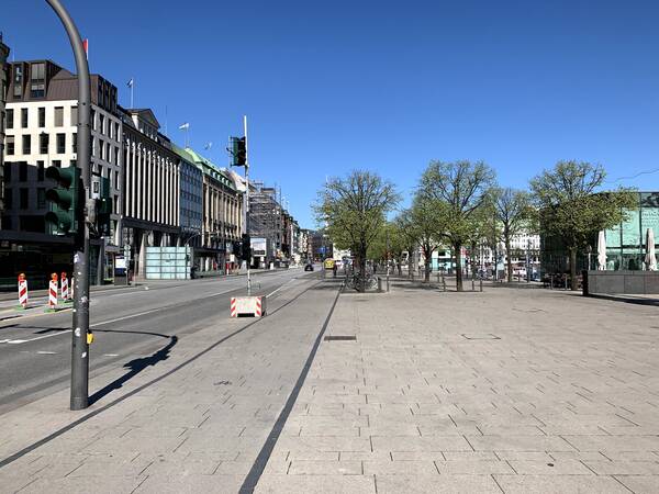 Jungfernstieg, a beloved shopping and strolling street, is empty as well