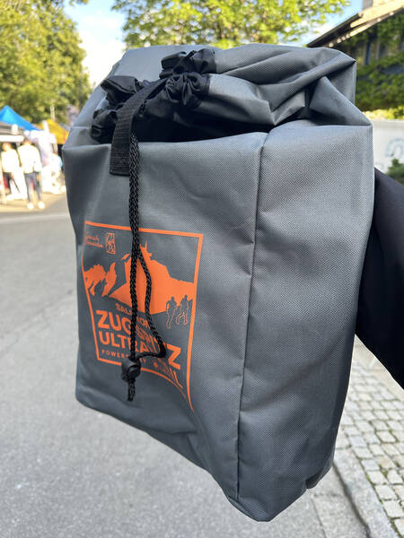 A nice bag for every Ultra Trail participant containing the bib number and a few other goodies