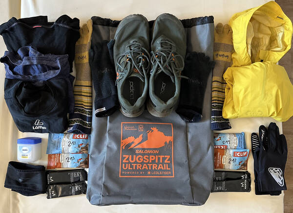 It’s an option to hand a so-called “Drop-Bag” to the officials before the start to carry to the halfway point aid station at 54 kilometers with some additional gear – this is the stuff I put into it, just in case