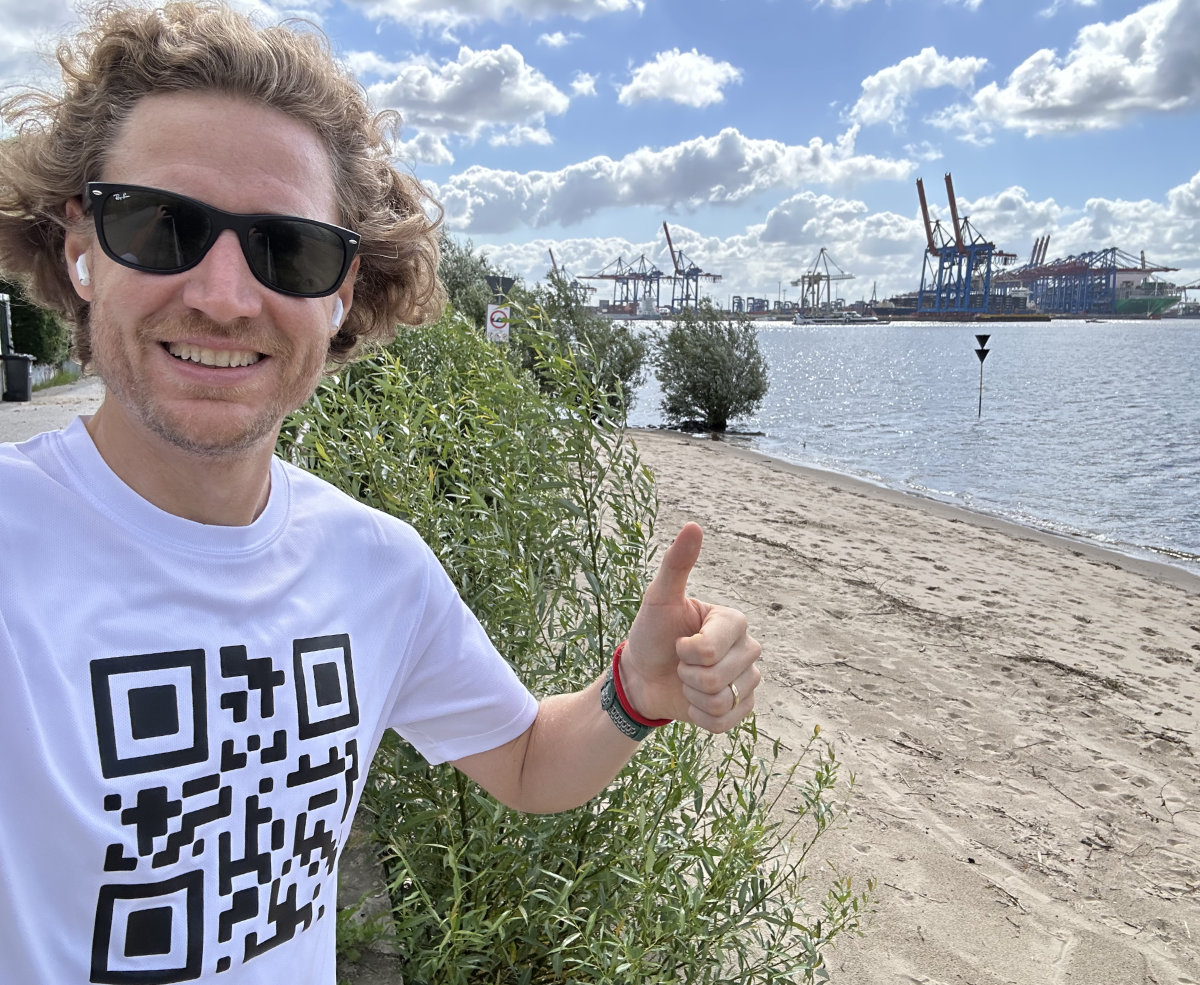 Teesche running along the Elbe river wearing a QR code shirt